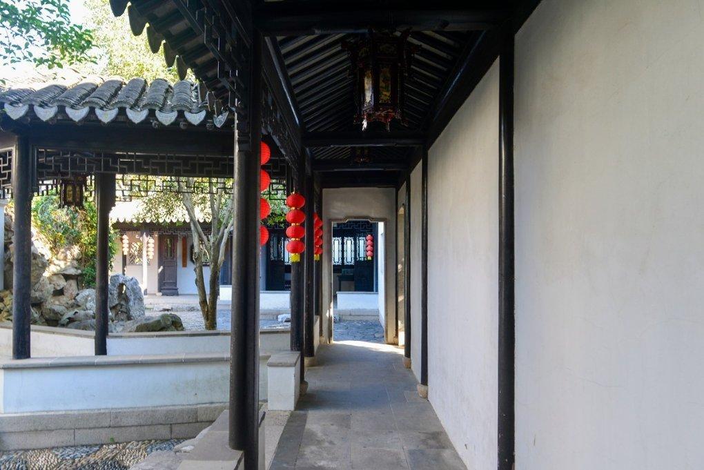 俩草莓摊主因定价不同斗气互扔草莓,目击者:辛苦环卫工打扫卫生